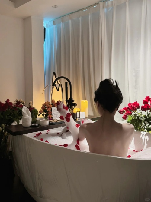 香香的玫瑰鲜花泡泡浴SPA